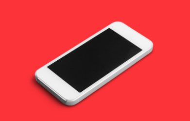 Cầm điện thoại