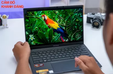 Cầm laptop kiểm tra minh bạch