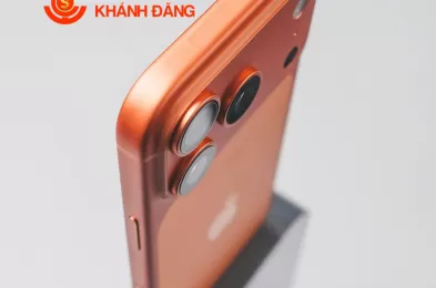 Cầm iPhone có cần đầy đủ phụ kiện không